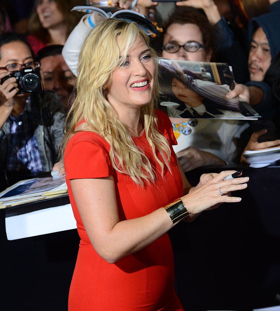 Kate WInslet gibt Autogramme bevor es ins Kino zur Premiere von "The Divergent" in Los Angeles geht.
