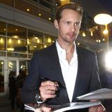 Alexander Skarsgård verteilt fleißig Autogramme in Hollywood.