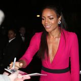 Naomie Harris gibt ihren Fans vor der Verleihung der BAFTA-Awards in London liebend gern ein Autogramm.
