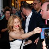 Kylie Minogue gibt vor dem "Collette"-Store in Paris Autogramme. Danach geht es für sie mit dem Hochgeschwindigkeitszug "Eurostar" nach London.
