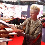 Tilda Swinton nimmt sich Zeit für ihre südkoreanischen Fans und verteilt fleißig Autogramme auf dem roten Teppich.