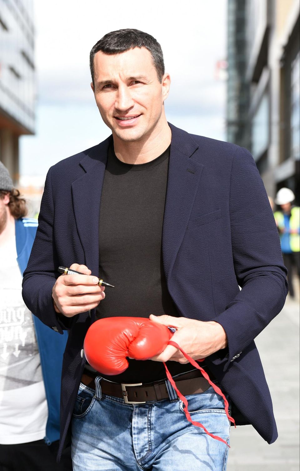 Wladimir Klitschko wird von seinen britischen Fans in Manchester um ein Autogramm auf Boxhandschuhen gebeten. Wladimir Klitschko wird von seinen britischen Fans in Manchester um ein Autogramm auf Boxhandschuhen gebeten.