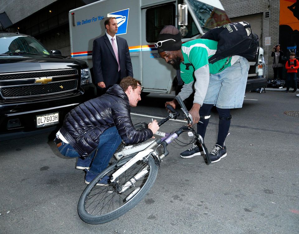 Vor seinem Auftritt in der "Late Show with David Letterman" unterschreibt Michael Fassbender bereitwillig das Arbeitsutensil dieses Fahrradkuriers.