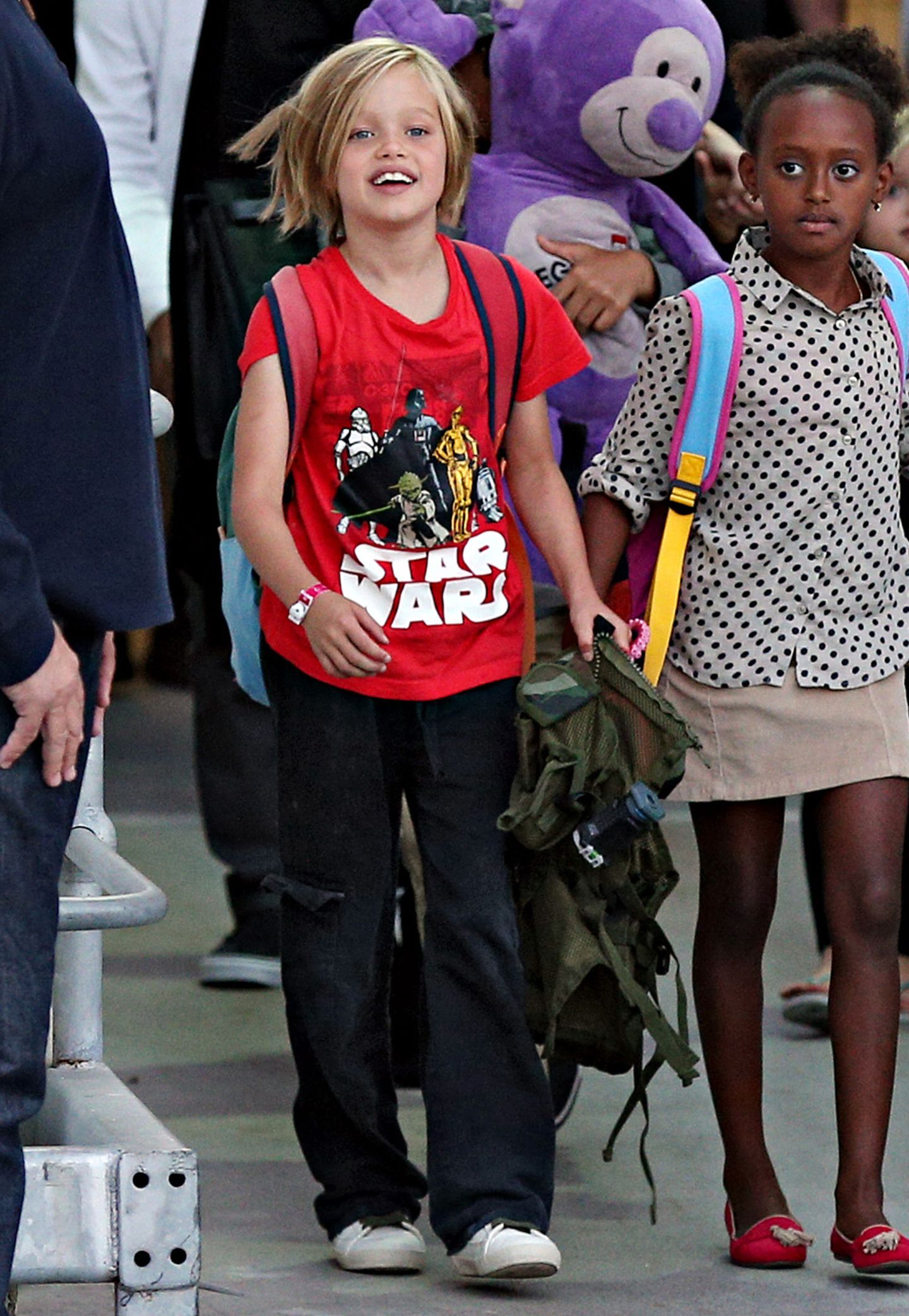 Alle lieben "Star Wars": Shiloh Jolie-Pitt zeigt das mit einem leuchtend roten Shirt im Comic-Style.