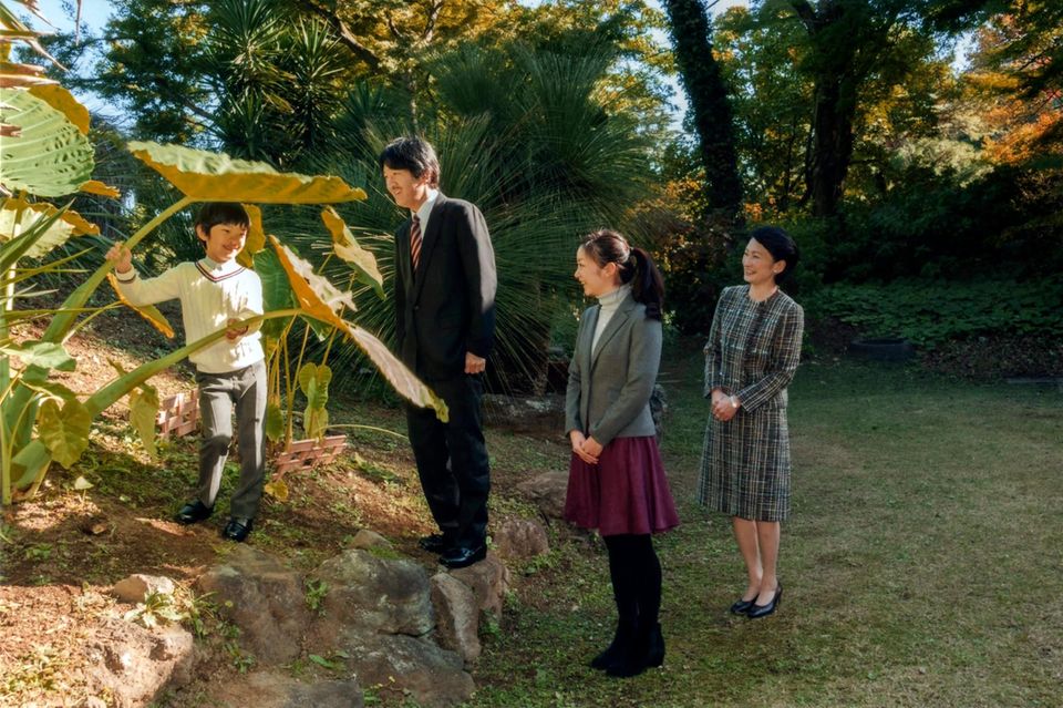 30. November 2014: Prinz Akishino, der zweite Sohn von Kaiser Akihito, feiert seinen 49. Geburtstag. Zu diesem Anlass gibt es neue Familienfotos, die ihn gemeinsam mit Ehefrau Kiko und den Kindern Kako und Hisahito beim Spaziergang zeigen.