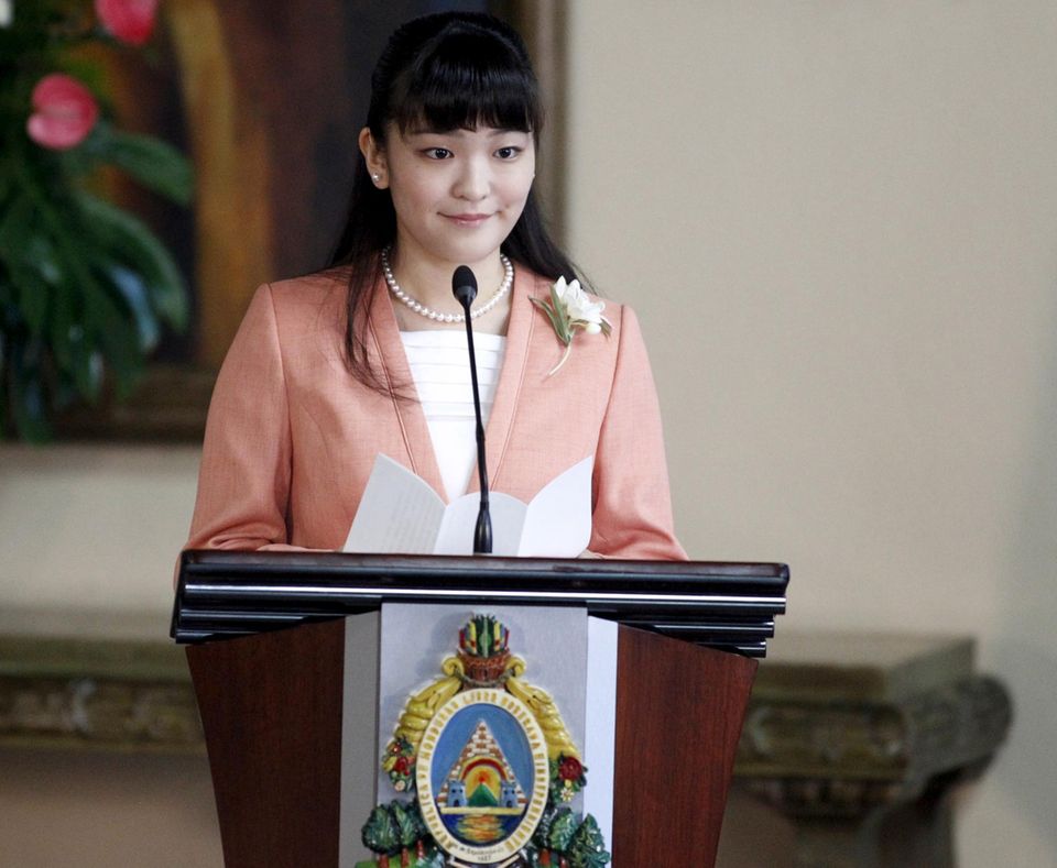 8. Dezember 2015  Honduras und Japan freuen sich über das 80-jährige Bestehen diplomatischer Beziehungen. Prinzessin Mako nimmt dies zum Anschlass und hält eine Rede im Präsidentenpalast in Tegucigalpa.