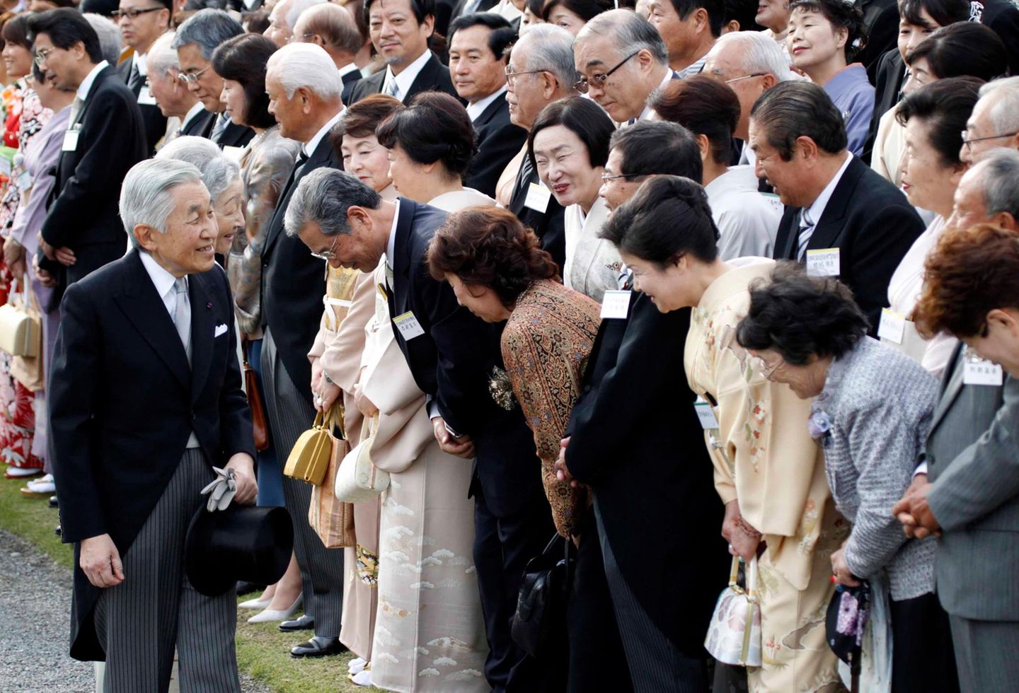 25. Oktober 2012: Auch in Japan gibt es royale Gartenpartys. Hier mischt sich das Kaiserpaar unter die gelandenen Gäste.