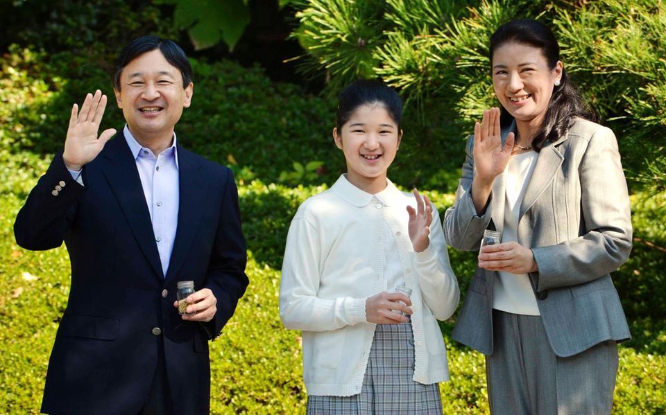 7. November 2012: Nicht immer haben Prinz Naruhito und seine Frau Masko so gestrahlt. Gemeinsam mit ihrer Tochter Aiko sind sie im Shiosai Park in Hayama unterwegs.