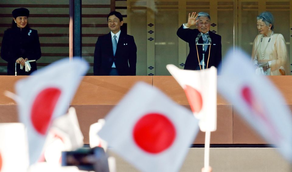 23. Dezember 2014: Prinzessin Masako, Prinz Naruhito, Kaiser Akihito und Kaiserin Michiko schauen vom Palastbalkon aus auf ein Fahnenmeer.