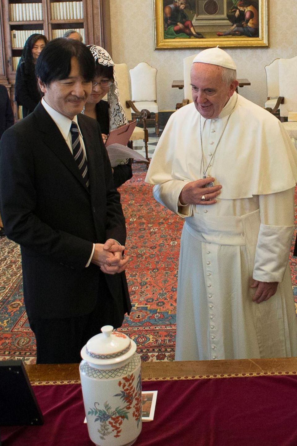 12. Mai 2016  Prinz Akishino und seine Frau Prinzessin Kiko sind bei Papst Franziskus im Vatikan und tauschen Geschenke aus.