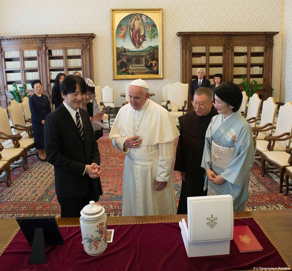 12. Mai 2016  Prinz Akishino und seine Frau Prinzessin Kiko sind bei Papst Franziskus im Vatikan und tauschen Geschenke aus.