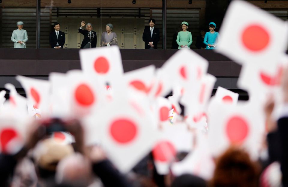 Japans Kaiser Akihito (3. v. l.) winkt seinem Volk, das sich zu Ehren seines 80. Geburtstages vor dem Palast in Tokio versammelt hat. Links von ihm posieren Kronprinzessin Masako und ihr Mann Naruhito, Akihitos Sohn, auf der rechten Seite des Balkons stehen Akihitos Frau Michiko, sein zweitgeborener Sohn Akishino, dessen Frau Kiko und die Tochter Mako.