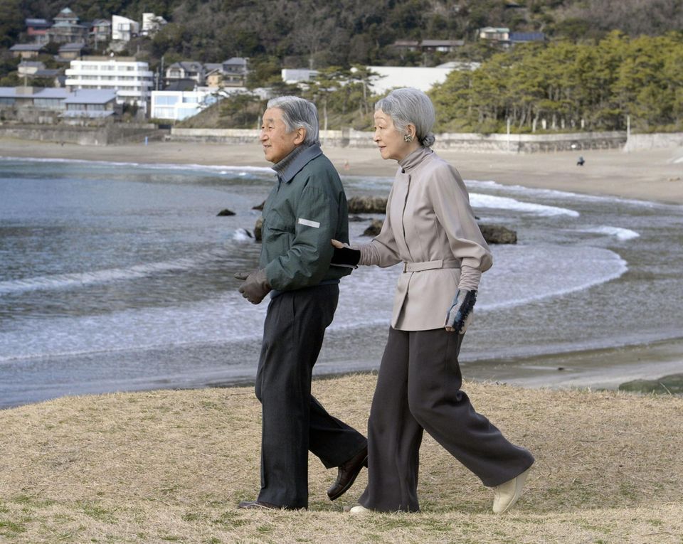 5. Februar 2014: Kaiser Akihito und Kaiserin Michiko gehen am Strand in Hayama spazieren.