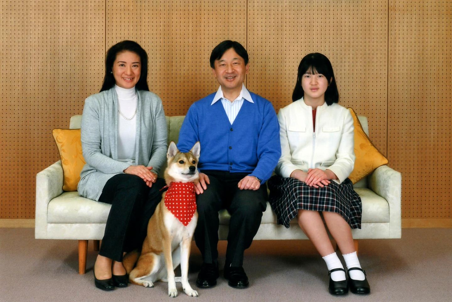 23. Februar 2014: Prinz Naruhito wird 54 Jahre alt. Gemeinsam mit Ehefrau Masako, Tochter Aiko und dem Familienhund hat der Kronprinz schon einige Tage zuvor für das traditionelle Geburtstagsbild posiert.