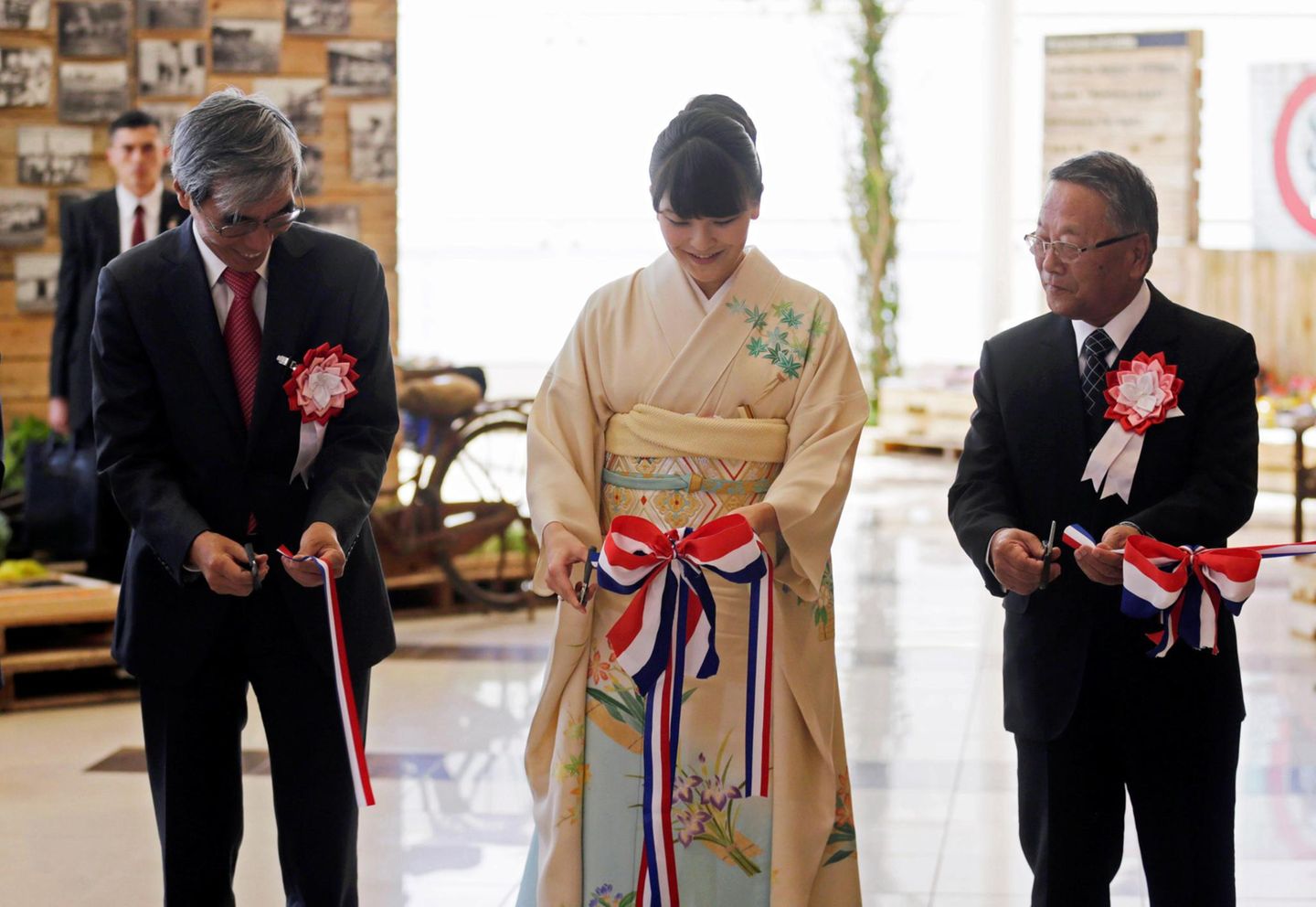 9. September 2016  Prinzessin Mako ist auf Solotour in Paraguay, wo der 80. Jahrestag der japanischen Immigration gefeiert wird.