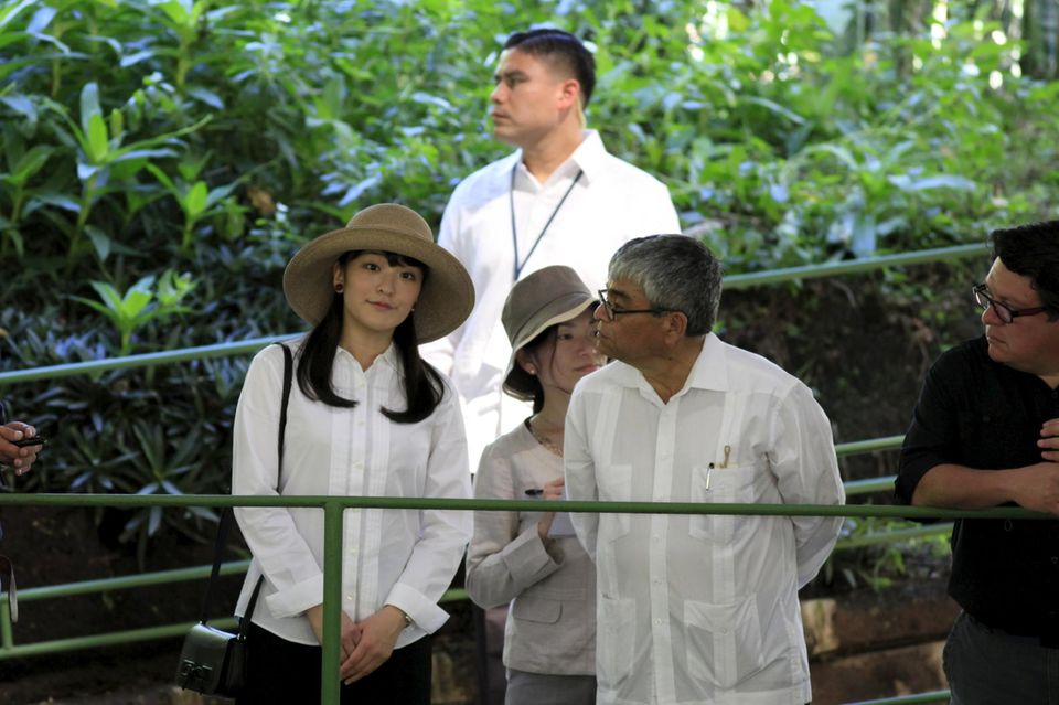5. Dezember 2015  Prinzessin Mako hat sich auf die Reise in das ferne El Salvador gemacht und wird von Kulturminister Ramon Rivas empfangen.