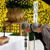 15. August 2013: Das japanische Kaiserpaar Akihito und Michiko gedenkt in einem Gottesdienst in Tokio der Opfer des Zweiten Weltkriegs.