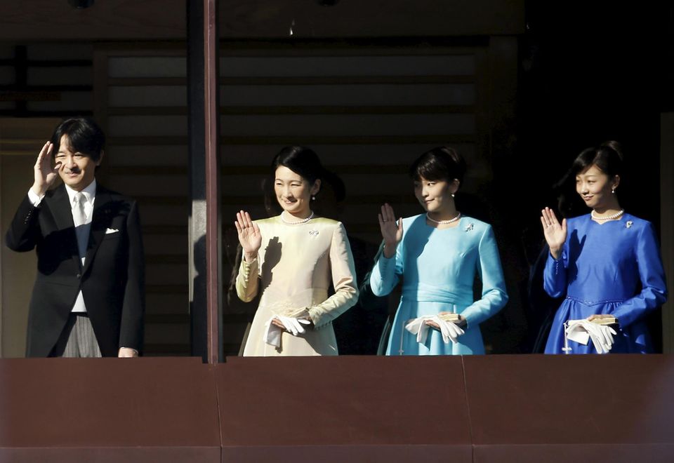 2. Januar 2016  Auch Prinz Akishino und seine Frau Prinzessin Kiko und deren Töchter Prinzessin Mako und Prinzessin Kako winken vom Königspalast in Tokio.
