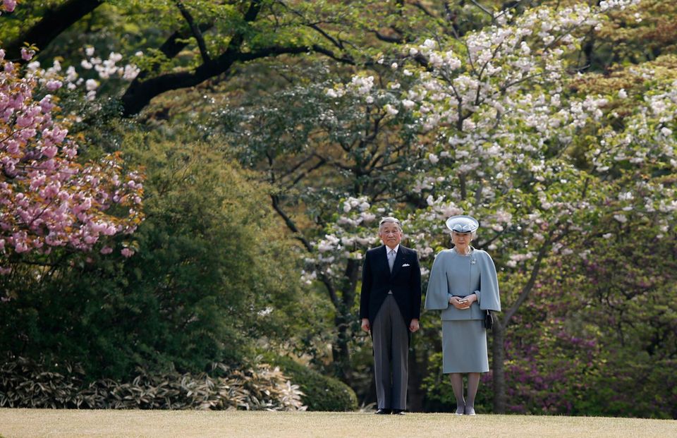 17. April 2014: Kaiser Akihito und Kaiserin Michiko haben einen Frühlingsauftritt im "Akasaka Imperial Garden" in Tokio.