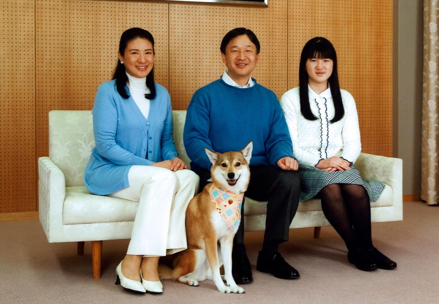23. Februar 2015: MIt einem Familienfoto feiert Prinz Naruhito seinen 55. Geburtstag. Neben ihm - wie immer - seine Frau Masako, seine Tochter Aiko und der Familienhund Yuri.