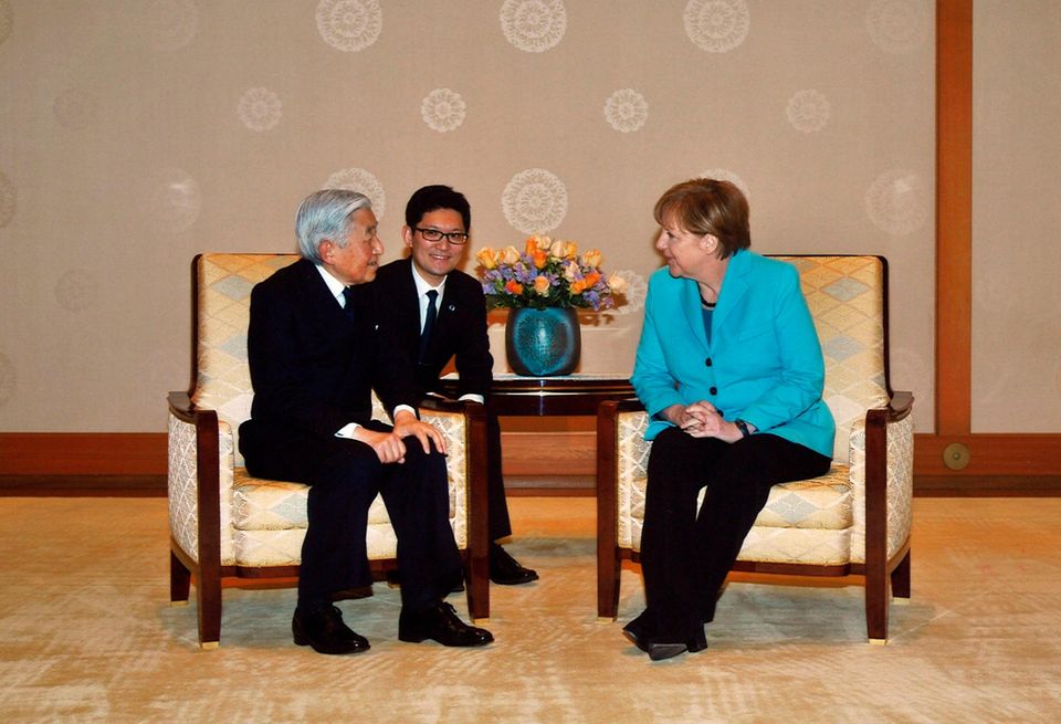 9. März 2015: Kaiser Akihito hat Besuch von Angela Merkel. Im kaiserlichen Palast unterhält er sich, unterstützt durch einen Dolmetscher, mit der deutschen Bundeskanzlerin.
