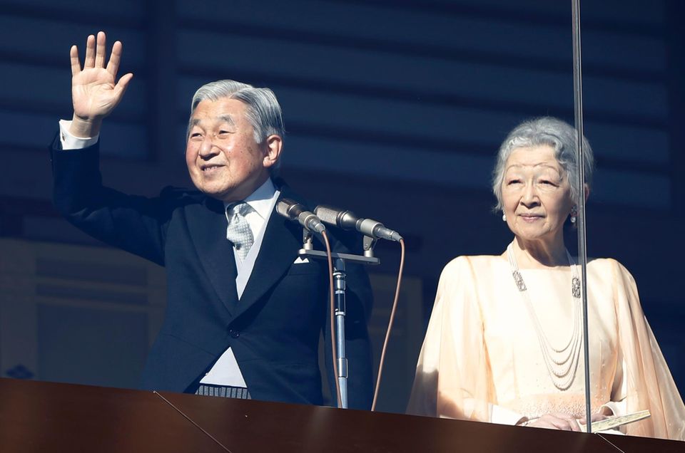 23. Dezember 2014: Kaiser Akihito bedankt sich vom verglasten Balkon des kaiserlichen Palastes in Tokio für die Glückwünsche zu seinem 81. Geburtstag.