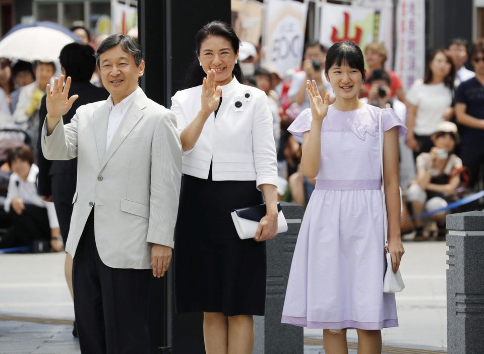 10. August 2016 Prinz Naruhito und Prinzessin Masako zeigen sich gemeinsam mit ihrer Tochter Aiko. 10. August 2016 Prinz Naruhito und Prinzessin Masako zeigen sich gemeinsam mit ihrer Tochter Aiko.