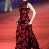 Aloha! Nicole Kidman zeigt sich im chinesischen Quindao in einem hawaiianisch angehauchten Kleid von Prada.