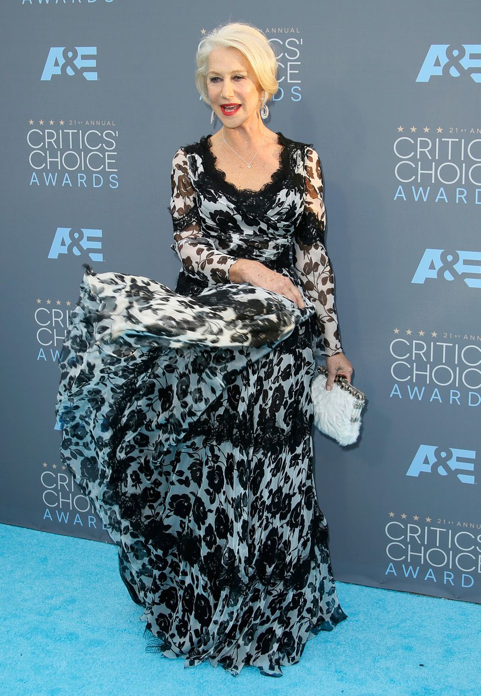 Schwungvoll in Schwarz-Weiß: Helen Mirren zeigt sich bestens gelaunt im floralen Chiffon-Kleid von Dolce & Gabbana. Schwungvoll in Schwarz-Weiß: Helen Mirren zeigt sich bestens gelaunt im floralen Chiffon-Kleid von Dolce & Gabbana.