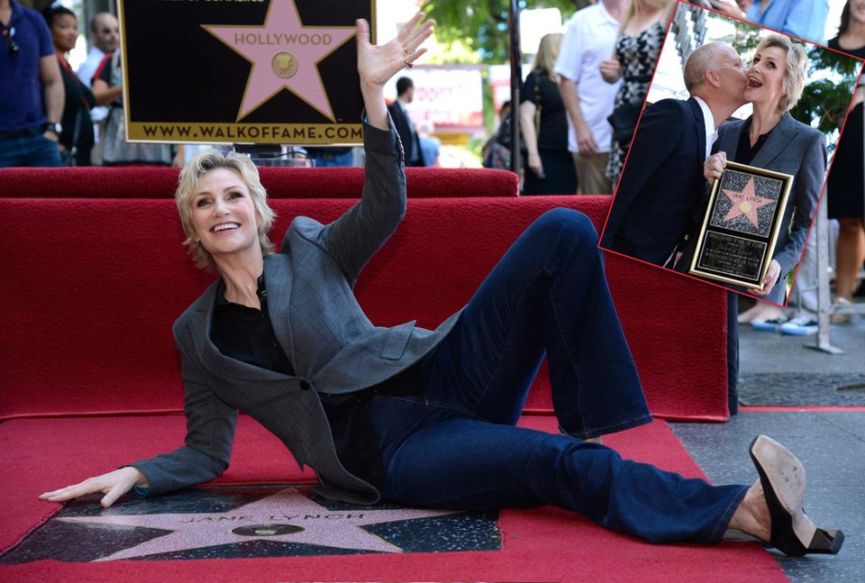 4. September 2013: Jane Lynch bekommt nicht nur einen Stern auf dem Walk of Fame, sondern auch noch ein Küsschen von "Glee"-Regisseur Ryan Murphy. 4. September 2013: Jane Lynch bekommt nicht nur einen Stern auf dem Walk of Fame, sondern auch noch ein Küsschen von "Glee"-Regisseur Ryan Murphy.