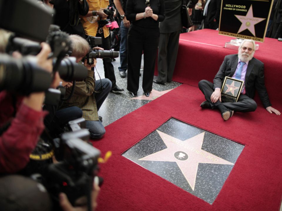 26. Januar 2011: Donald Sutherland freut sich über seinen Stern und witzelt, eine Plakette auf dem "Walk of Fame" sei "besser al 26. Januar 2011: Donald Sutherland freut sich über seinen Stern und witzelt, eine Plakette auf dem "Walk of Fame" sei "besser al