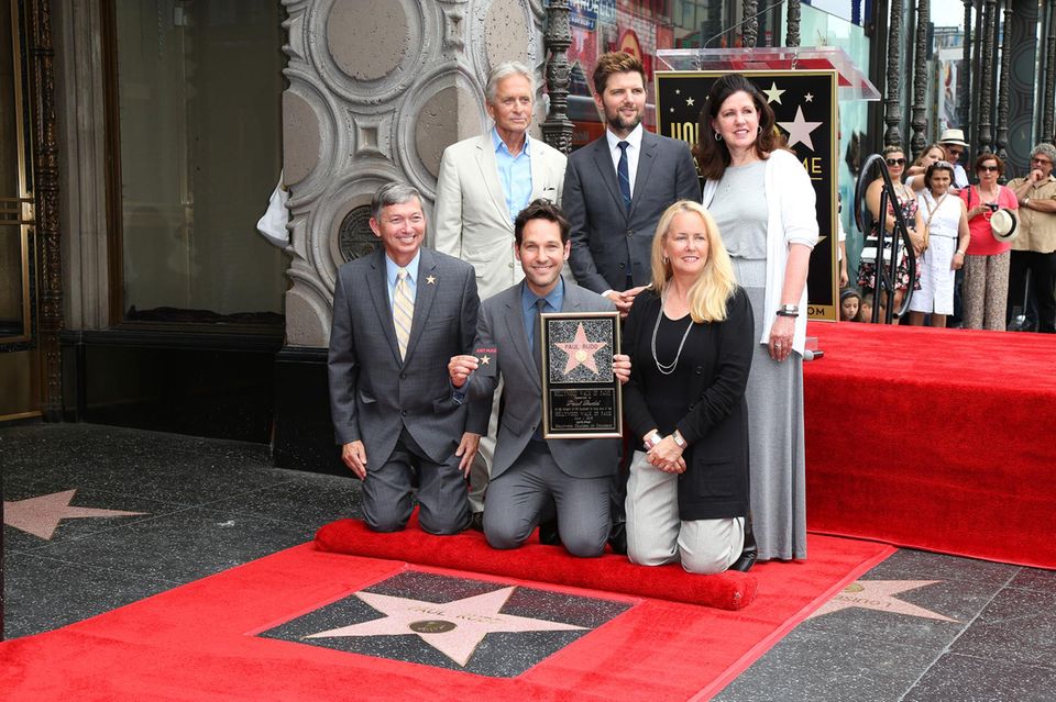1. Juli 2015: Paul Rudd wird mit dem 2554. Stern geehrt. Prominente Unterstützung erhält er bei der Enthüllung von "Ant-Man"-Co-Star Michael Douglas sowie seinem Schauspielkollegen Adam Scott. Zur Zeremonie auf dem Hollywood Boulevard erscheint Rudd außerdem mit seiner Frau Julie Yaeger und den gemeinsamen Kindern Darby und Jack. 1. Juli 2015: Paul Rudd wird mit dem 2554. Stern geehrt. Prominente Unterstützung erhält er bei der Enthüllung von "Ant-Man"-Co-Star Michael Douglas sowie seinem Schauspielkollegen Adam Scott. Zur Zeremonie auf dem Hollywood Boulevard erscheint Rudd außerdem mit seiner Frau Julie Yaeger und den gemeinsamen Kindern Darby und Jack.