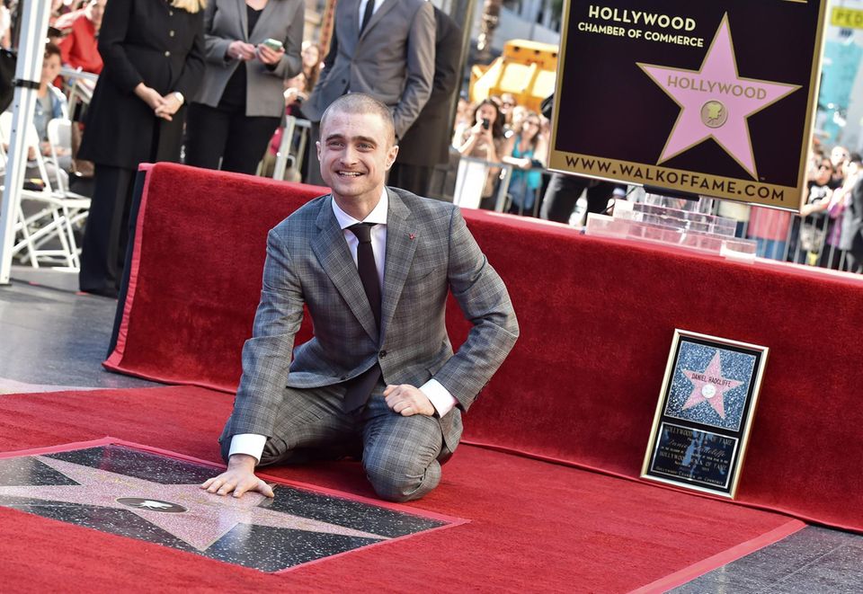 12. November 2015: Jungschauspieler Daniel Radcliffe freut sich über seinen Stern auf dem berühmten "Walk of Fame". 12. November 2015: Jungschauspieler Daniel Radcliffe freut sich über seinen Stern auf dem berühmten "Walk of Fame".