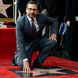 6. Januar 2016: Selbst dunkle Wolken über dem sonst so sonnigen Los Angeles können Steve Carells gute Laune über seine Sternenplakette auf dem Walk of Fame nicht trüben. Er enthüllt während heftiger Regengüsse den 2570. Stern.