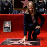 Jodie Foster strahlt: Die Schauspielerin wird in Hollywood mit einem Stern auf dem Walk of Fame geehrt.