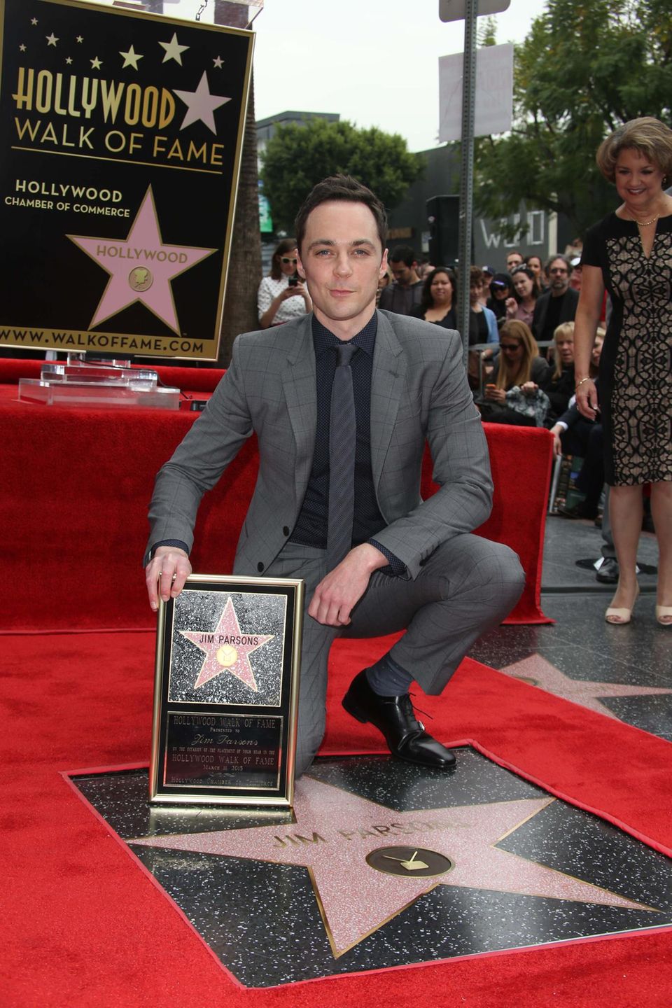 11. März 2015: Der Hollywood Boulevard ist um einen Star reicher! Der "Big Bang Theory"-Darsteller Jim Parsons erhält seinen eigenen Stern auf dem "Walk of Fame". Als "Sheldon Cooper" hat er sicher nichts anderes erwartet, als Jim Parsons begeht er diese besondere Ehrung mit seiner Familie und seinen Kollegen. 11. März 2015: Der Hollywood Boulevard ist um einen Star reicher! Der "Big Bang Theory"-Darsteller Jim Parsons erhält seinen eigenen Stern auf dem "Walk of Fame". Als "Sheldon Cooper" hat er sicher nichts anderes erwartet, als Jim Parsons begeht er diese besondere Ehrung mit seiner Familie und seinen Kollegen.