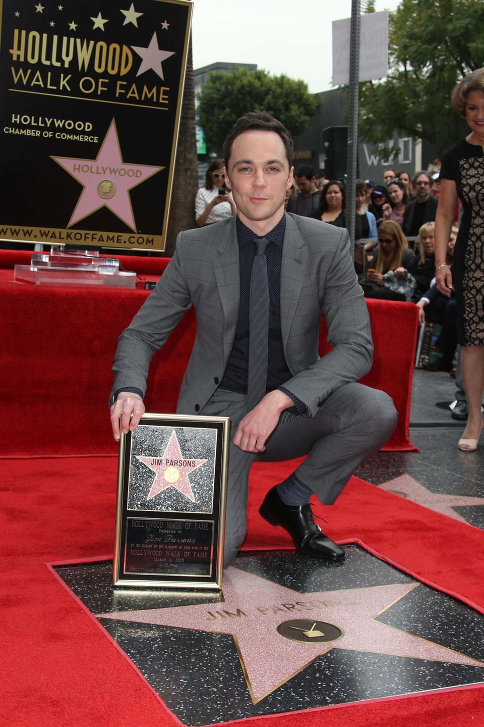 11. März 2015: Der Hollywood Boulevard ist um einen Star reicher! Der "Big Bang Theory"-Darsteller Jim Parsons erhält seinen eigenen Stern auf dem "Walk of Fame". Als "Sheldon Cooper" hat er sicher nichts anderes erwartet, als Jim Parsons begeht er diese besondere Ehrung mit seiner Familie und seinen Kollegen.