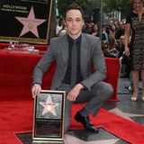 11. März 2015: Der Hollywood Boulevard ist um einen Star reicher! Der "Big Bang Theory"-Darsteller Jim Parsons erhält seinen eigenen Stern auf dem "Walk of Fame". Als "Sheldon Cooper" hat er sicher nichts anderes erwartet, als Jim Parsons begeht er diese besondere Ehrung mit seiner Familie und seinen Kollegen.