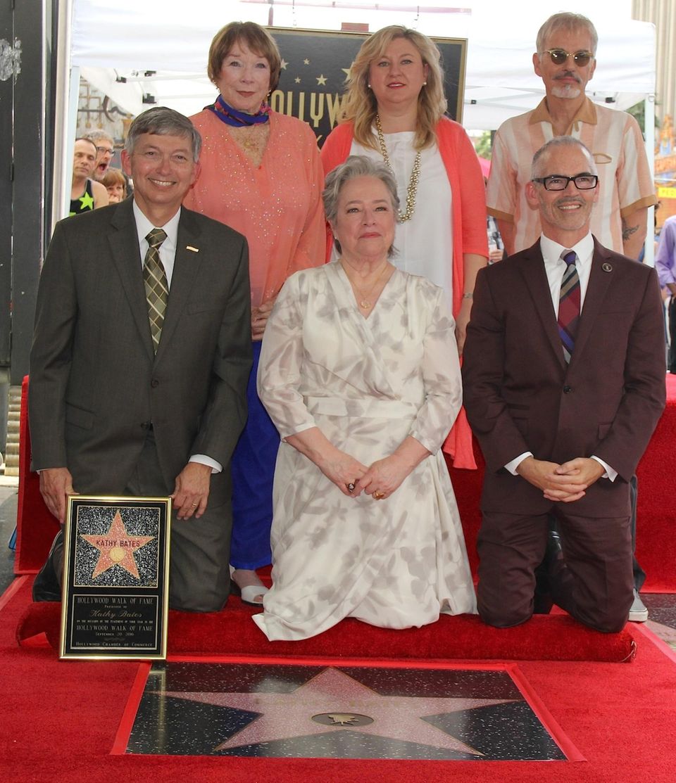20. September 2016: Kathy Bates wird auf der Hollywood Walk of Fame geehrt. Dei 68 Jährige bekommt den 2589. Stern und zur Feier wird sie von Schauspielkollegen Leron Gubler, Shirley MacLaine, Dr. Fariba Kalantari, Billy Bob Thornton und Mitch O'Farrell begleitet.