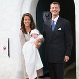 Das stolze Elternpaar präsentiert ihren jüngsten Sprößling Prinz Henrik Carl Joachim Alain von Dänemark.