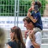 4. August 2013  Familienausflug an die Rennstrecke: Prinz Henrik lässt sich auf den Schultern von Papa Prinz Joachim einen dänischen Hot Dog schmecken. Mama Prinzessin Marie begleitet ihre Männer zum "Historic Grand Prix" in Kopenhagen.
