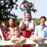 24. Juli 2014  Prinzessin Marie und Prinz Joachim sind mit ihren Kindern zum alljährlichen Sommerfototermin auf Schloss Graasten im südlichen Dänemark gekommen.