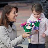 Prinzessin Athena und Prinzessin Marie freuen sich über einen lange haltbaren Blumenstrauß - aus Lego!