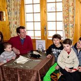 13. Februar 2014  In der Hütte wärmt sich die Familie bei heißer Schokolade wieder auf.