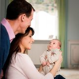 21. März 2012: Prinz Joachim und Prinzessin Marie halten ihr kleines Glück in den Händen.