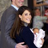 27. Januar 2012: Die ersten Bilder sind da: Prinz Joachim und Prinzessin Marie verlassen mit ihrem Töchterchen das Krankenhaus.
