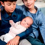 21. März 2012: Liebevoll kümmern sich Prinz Nikolai und Prinz Felix um ihre kleine Schwester.