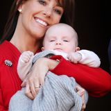 16. April 2012: Prinzessin Marie zeigt dem dänischen Volk glücklich ihre kleine Tochter.