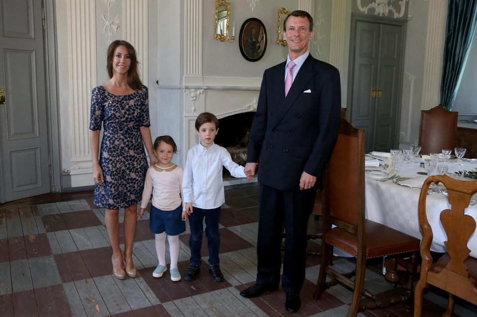 5. Mai 2016  Prinzessin Marie und Prinz Joachim werden von ihren beiden Kleinen, Prinzessin Athena und Prinz Henrik, beim Enthüllen zweier Selbstportäts auf Schloss Schackenborg begleitet.
