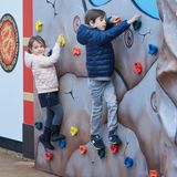 Glückliche Königskinder: Prinz Henrik und Prinzessin Athena gehören zu den ersten Kindern, die in der neu eröffneten Ninjago-Welt im Legoland im dänischen Billund herumklettern dürfen.